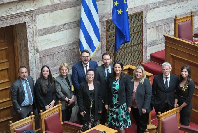 Ψηφίστηκε ο νόμος για την ίση αμοιβή γυναικών και ανδρών – Τι αλλάζει σε εργασία, ΕΣΥ και ΔΥΠΑ